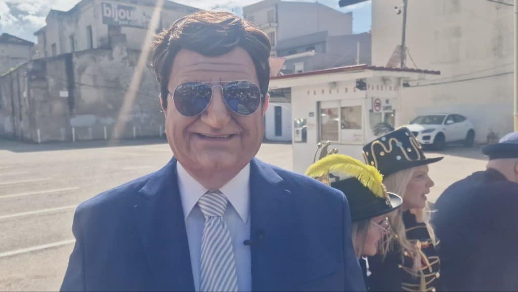 Πάτρα: Οι Στρατηγοί δεν αποκεφάλισαν την Μαρία Αντουανέτα - Ολα τα λεφτά ο... Μακρόν - φωτό και βίντεο