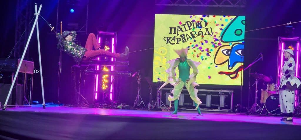 Δείτε φωτό και βίντεο! Χιλιάδες στην τελετή λήξης του Καρναβαλιού! Δείτε το σημείο που οι καρναβαλιστές αποθέωσαν τον Πελετίδη