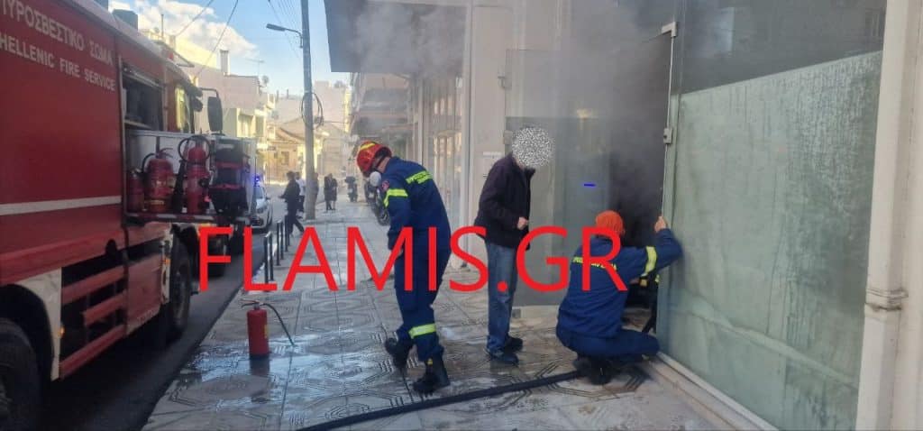 Πάτρα - Συναγερμός για φωτιά σε κατάστημα υποδημάτων - Υπήρχε και φιάλη - ΦΩΤΟ ΚΑΙ ΒΙΝΤΕΟ