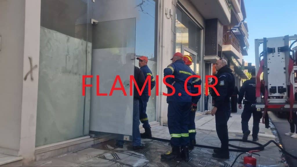 Πάτρα - Συναγερμός για φωτιά σε κατάστημα υποδημάτων - Υπήρχε και φιάλη - ΦΩΤΟ ΚΑΙ ΒΙΝΤΕΟ