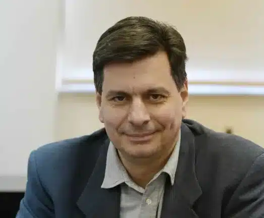 Πάτρα: Χαμός με Πέτρο Ψωμά και Τάκη Πετρόπουλο: Είναι τραγικός - Είναι κολαούζος! Βαριές εκφράσεις με φόντο... την "μαύρη εργασία"