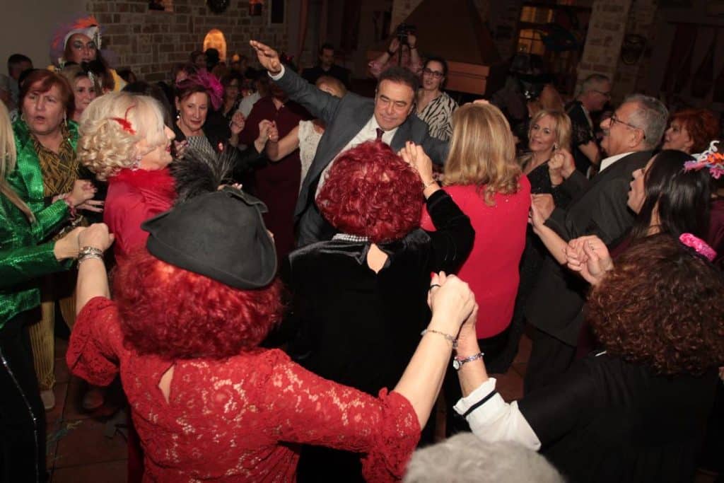 Με επιτυχία και αστείρευτο κέφι ο καρναβαλικός χορός της Στέγης Καλαβρυτινών Πάτρας «Αγία Λαύρα»