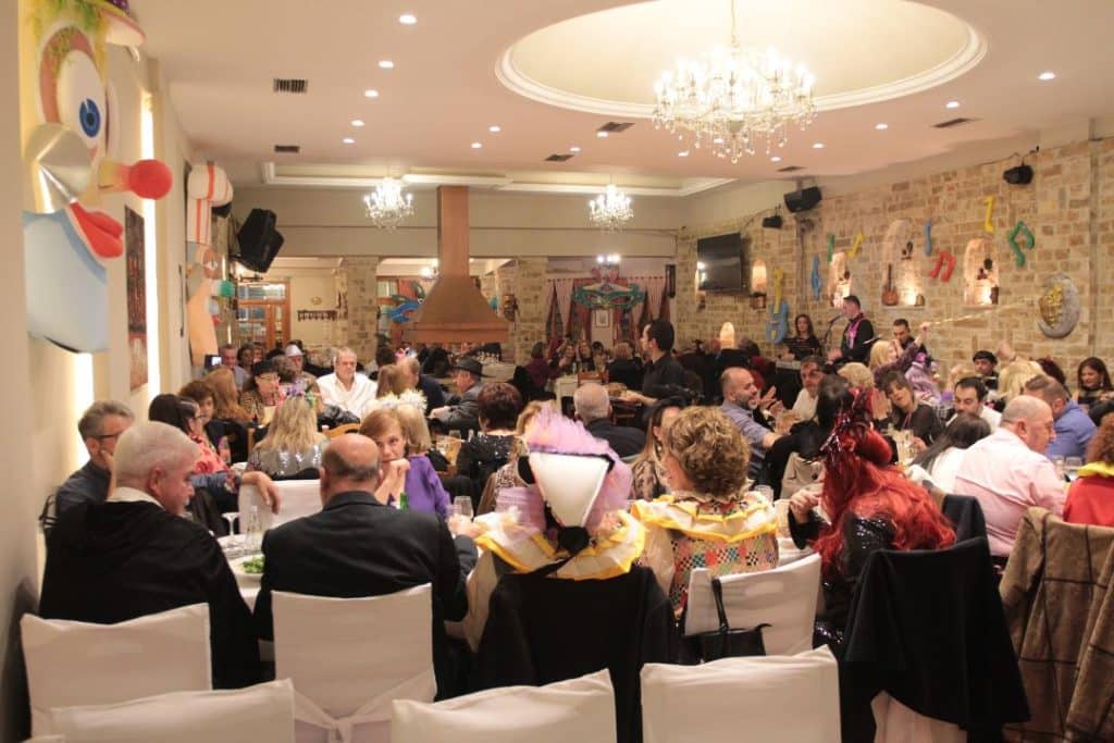 Με επιτυχία και αστείρευτο κέφι ο καρναβαλικός χορός της Στέγης Καλαβρυτινών Πάτρας «Αγία Λαύρα»