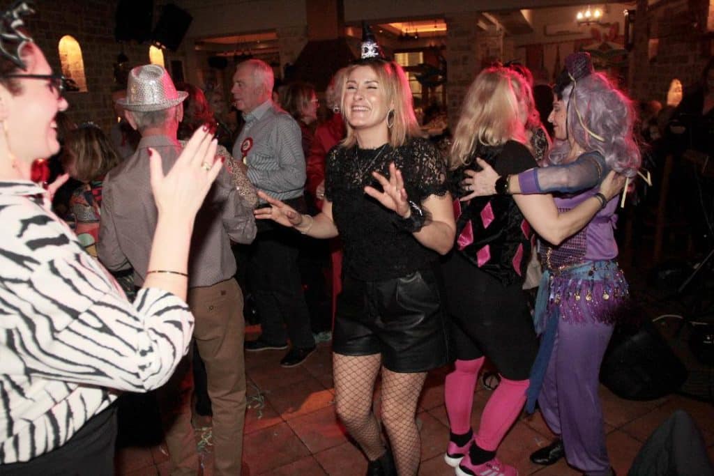 Με επιτυχία και αστείρευτο κέφι ο καρναβαλικός χορός της Στέγης Καλαβρυτινών Πάτρας «Αγία Λαύρα»