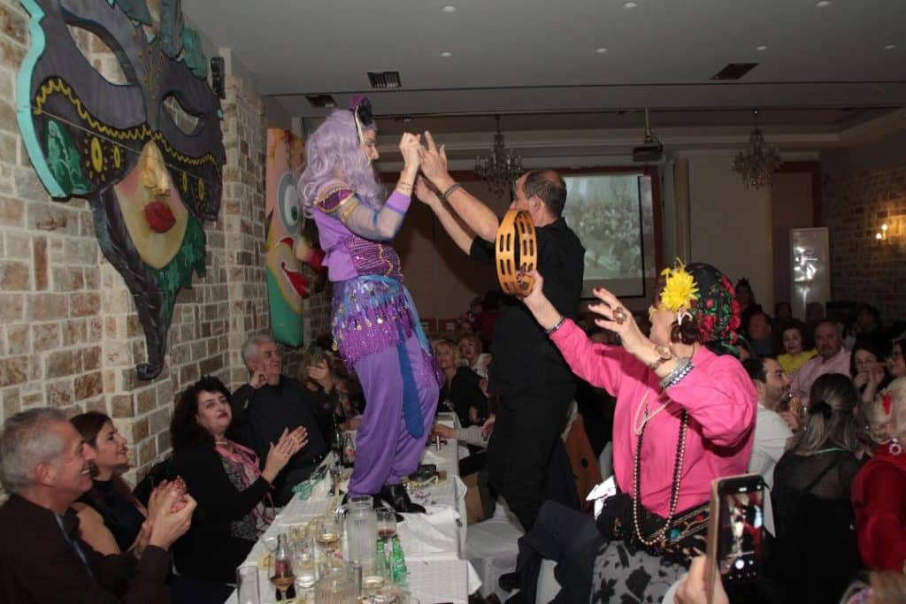 Με επιτυχία και αστείρευτο κέφι ο καρναβαλικός χορός της Στέγης Καλαβρυτινών Πάτρας «Αγία Λαύρα»