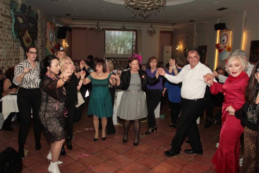 Με επιτυχία και αστείρευτο κέφι ο καρναβαλικός χορός της Στέγης Καλαβρυτινών Πάτρας «Αγία Λαύρα»