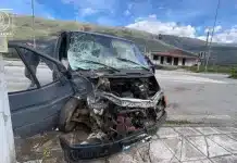 Δυτ. Ελλάδα: Οδηγός κλούβας έπεσε σε κολώνα και εκτινάχθηκε εκτός οχήματος – Απίστευτες εικόνες