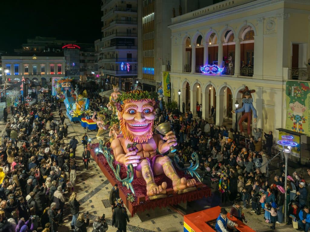Πλημμύρισε κόσμο το κέντρο της Πάτρας για την φαντασμαγορική κάθοδο των αρμάτων - Πολλές φωτογραφίες