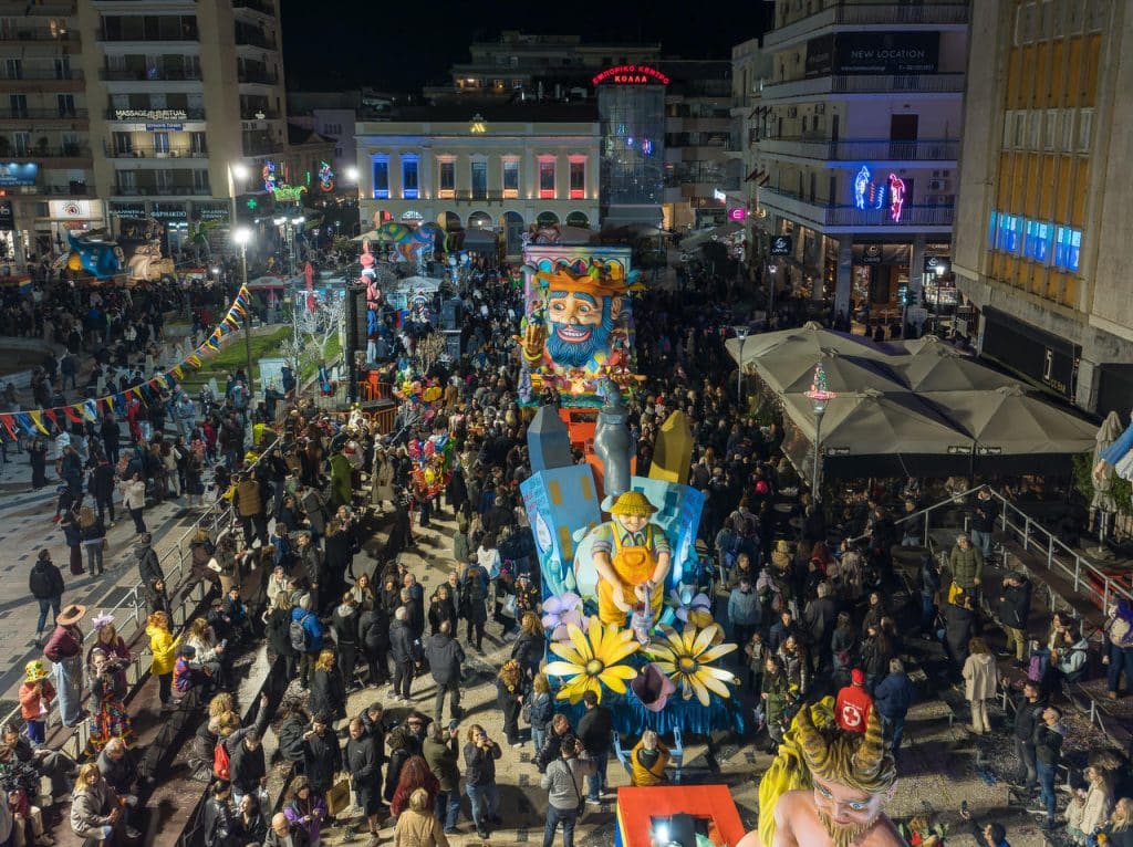 Πλημμύρισε κόσμο το κέντρο της Πάτρας για την φαντασμαγορική κάθοδο των αρμάτων - Πολλές φωτογραφίες