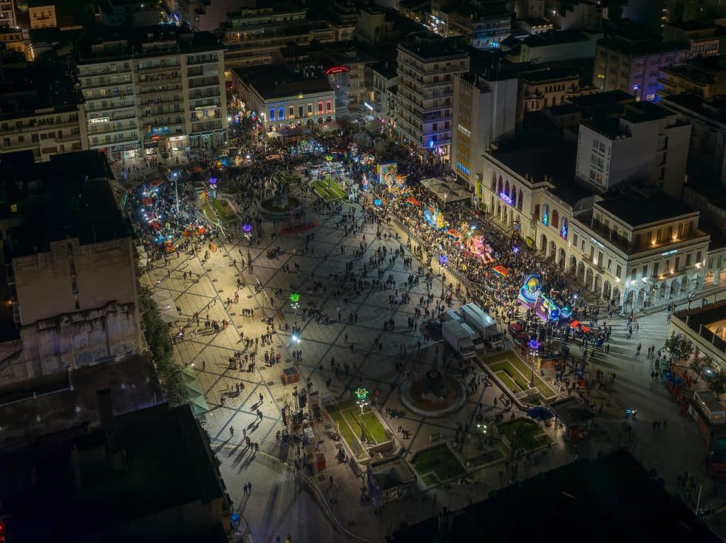 Πλημμύρισε κόσμο το κέντρο της Πάτρας για την φαντασμαγορική κάθοδο των αρμάτων - Πολλές φωτογραφίες