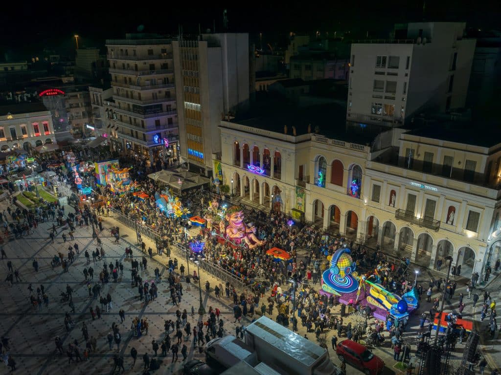 Πλημμύρισε κόσμο το κέντρο της Πάτρας για την φαντασμαγορική κάθοδο των αρμάτων - Πολλές φωτογραφίες