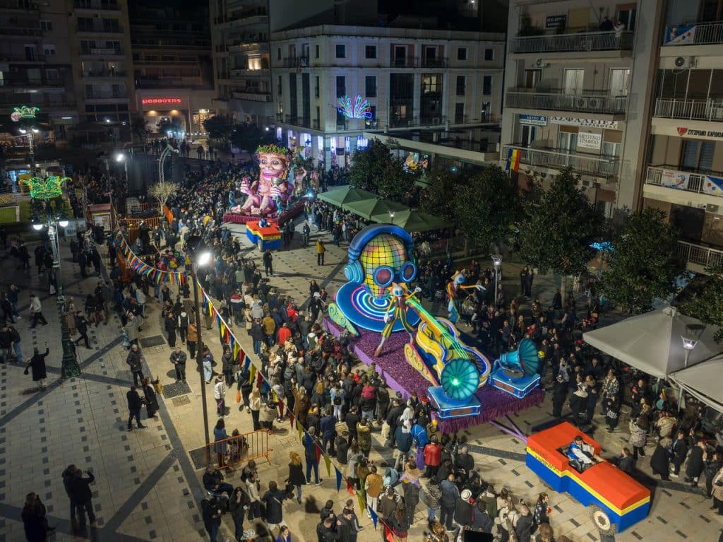 Πλημμύρισε κόσμο το κέντρο της Πάτρας για την φαντασμαγορική κάθοδο των αρμάτων - Πολλές φωτογραφίες