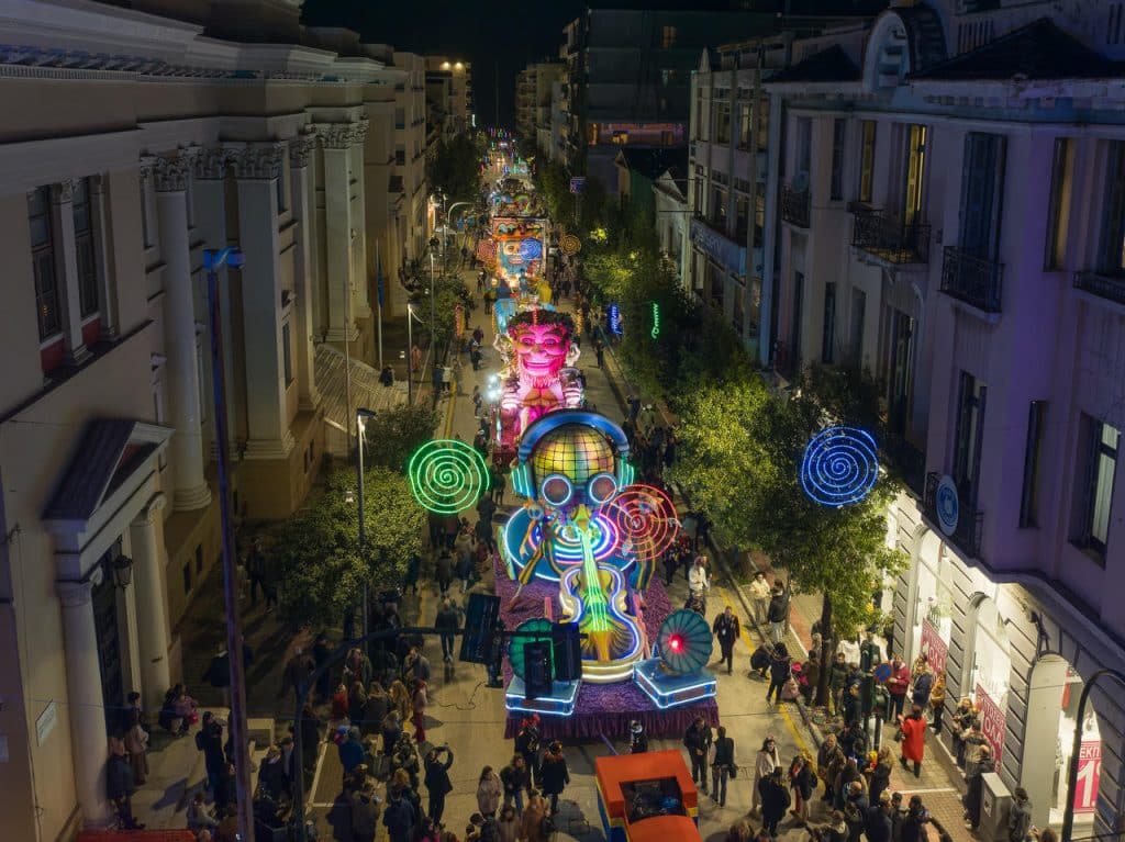 Πλημμύρισε κόσμο το κέντρο της Πάτρας για την φαντασμαγορική κάθοδο των αρμάτων - Πολλές φωτογραφίες