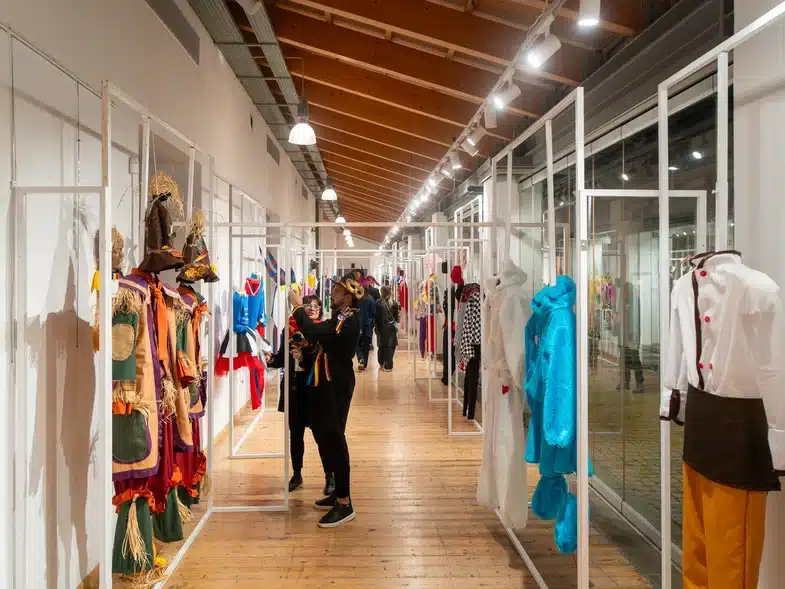 Πάτρα: Σε εορταστική καρναβαλική ατμόσφαιρα εγκαινιάστηκε η έκθεση στολών των πληρωμάτων