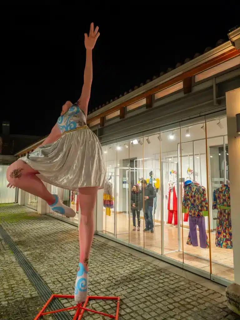 Πάτρα: Σε εορταστική καρναβαλική ατμόσφαιρα εγκαινιάστηκε η έκθεση στολών των πληρωμάτων