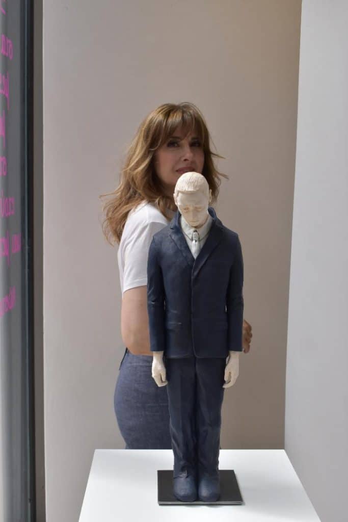 ΑΠΟ ΣΗΜΕΡΑ: Γλυπτά της Τέτας Χαντζάρα στη βιτρίνα της COCO-MAT Κολωνακίου