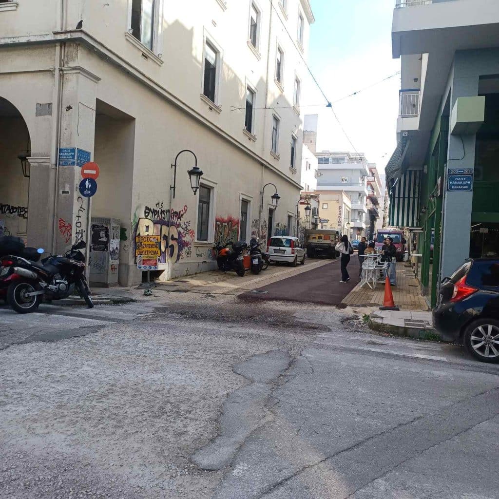 Πεζόδρομοι Πάτρας: Παρανομία… στο φουλ! Παρκάρουν και στην Αγ. Νικολάου! φωτό