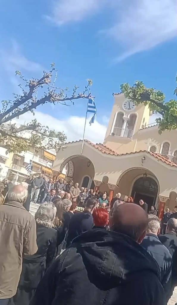 Πάτρα: Συγκίνηση σε κηδεία στα Ζαρουχλέϊκα - Η μπάντα του δήμου "συνόδευσε" τον νεκρό - βιντεο