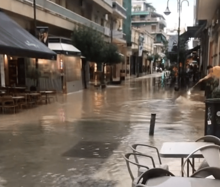 Πάτρα: Κίνδυνος πλημμύρας στην Ρήγα Φεραίου... από τους μαγαζάτορες! Εχουν καλύψει σχεδόν όλα τα φρεάτια - φωτο Πάτρα: Κίνδυνος πλημμύρας στην Ρήγα Φεραίου... από τους μαγαζάτορες! Εχουν καλύψει σχεδόν όλα τα φρεάτια - φωτο