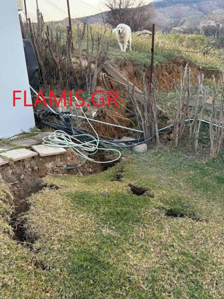 Πάτρα: "Σκίστηκε" στα δύο το βουνό! Κίνδυνος στον Αγιο Παντελεήμονα κοντά στην Ξερόλακκα! Πολιτική Προστασία: Φύγετε απο τα σπίτια - φωτο