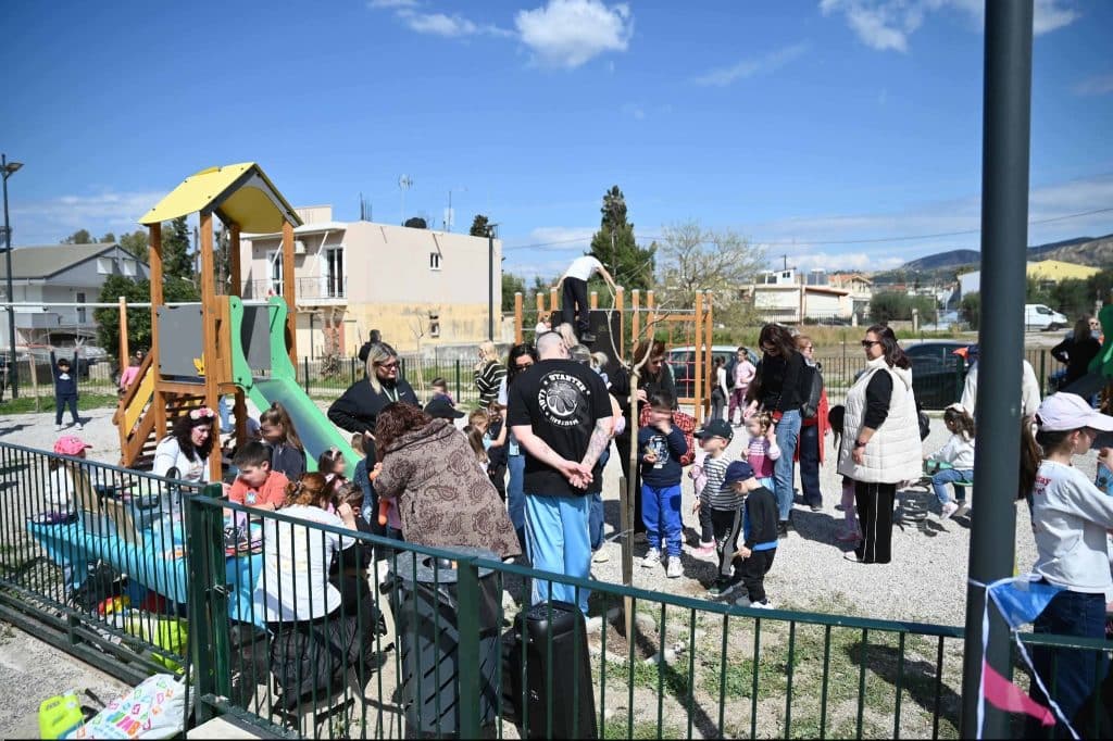 Πάτρα: Στα παιδιά της Περιβόλας παραδόθηκε σήμερα η νέα Παιδική Χαρά - φωτο