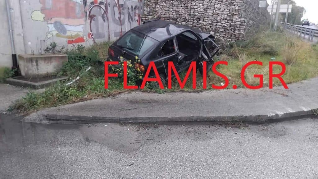 Πάτρα: "Εφυγε" ΙΧ από τον δρόμο και "καρφώθηκε" σε τοίχο! "Σμπαράλια το όχημα - φωτο