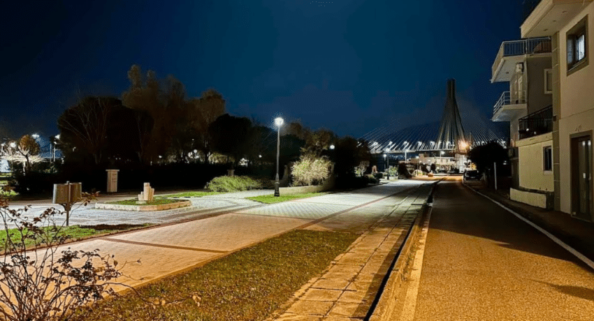 Δήμος Ναυπακτίας: Ήρθε το φως στην πλατεία Χορμόβα στο Αντίρριο (Φώτο)