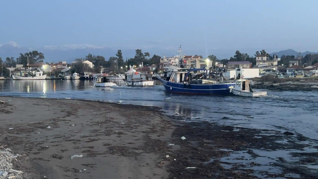 ΑΛΥΚΕΣ Κ. ΑΧΑΪΑΣ: Το «μπάζωμα» προκαλεί προβλήματα σε ψαράδες - φωτο