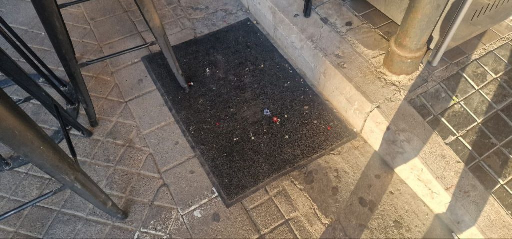 Πάτρα: Κίνδυνος πλημμύρας στην Ρήγα Φεραίου... από τους μαγαζάτορες! Εχουν καλύψει σχεδόν όλα τα φρεάτια - φωτο Πάτρα: Κίνδυνος πλημμύρας στην Ρήγα Φεραίου... από τους μαγαζάτορες! Εχουν καλύψει σχεδόν όλα τα φρεάτια - φωτο