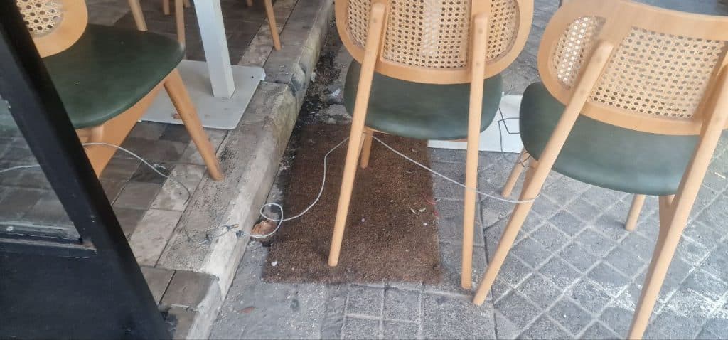 Πάτρα: Κίνδυνος πλημμύρας στην Ρήγα Φεραίου... από τους μαγαζάτορες! Εχουν καλύψει σχεδόν όλα τα φρεάτια - φωτο