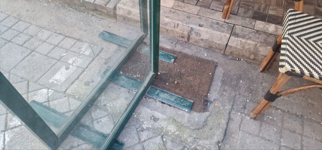 Πάτρα: Κίνδυνος πλημμύρας στην Ρήγα Φεραίου... από τους μαγαζάτορες! Εχουν καλύψει σχεδόν όλα τα φρεάτια - φωτο