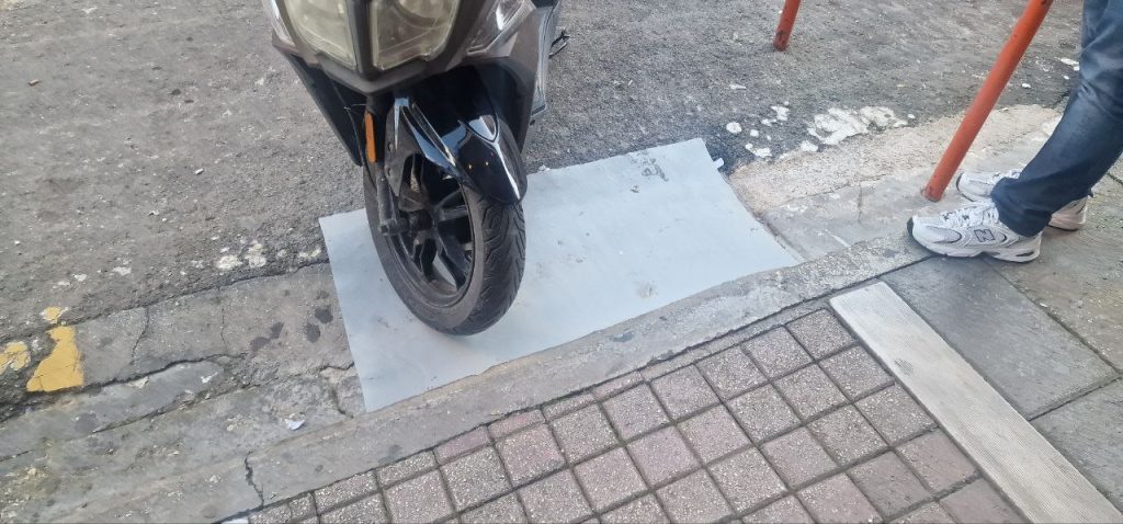 Πάτρα: Κίνδυνος πλημμύρας στην Ρήγα Φεραίου... από τους μαγαζάτορες! Εχουν καλύψει σχεδόν όλα τα φρεάτια - φωτο