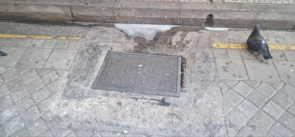 Πάτρα: Κίνδυνος πλημμύρας στην Ρήγα Φεραίου... από τους μαγαζάτορες! Εχουν καλύψει σχεδόν όλα τα φρεάτια - φωτο