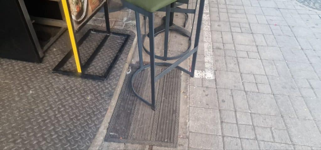 Πάτρα: Κίνδυνος πλημμύρας στην Ρήγα Φεραίου... από τους μαγαζάτορες! Εχουν καλύψει σχεδόν όλα τα φρεάτια - φωτο