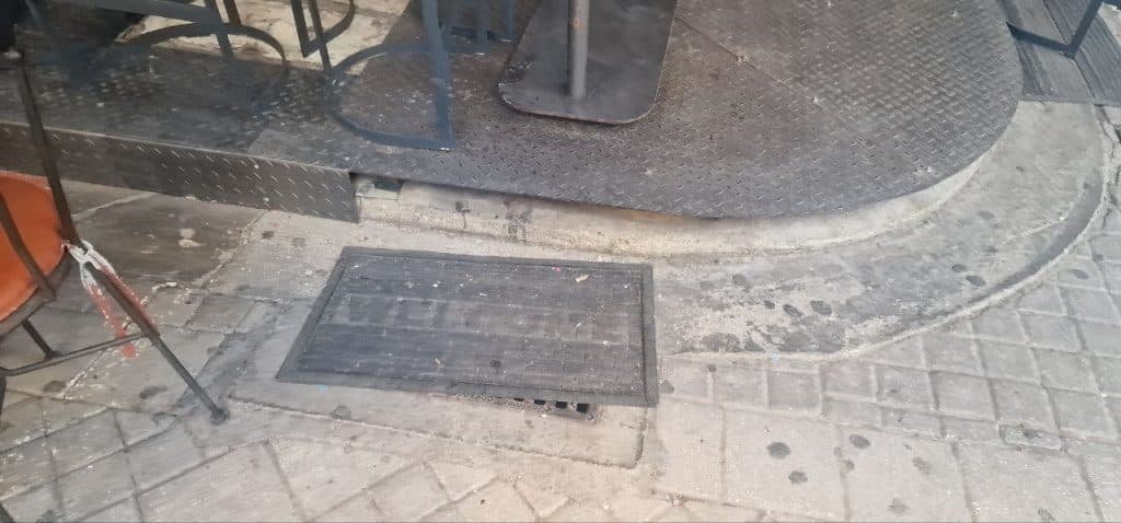 Πάτρα: Κίνδυνος πλημμύρας στην Ρήγα Φεραίου... από τους μαγαζάτορες! Εχουν καλύψει σχεδόν όλα τα φρεάτια - φωτο