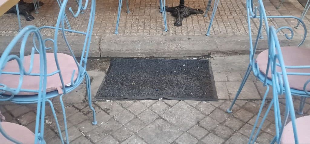 Πάτρα: Κίνδυνος πλημμύρας στην Ρήγα Φεραίου... από τους μαγαζάτορες! Εχουν καλύψει σχεδόν όλα τα φρεάτια - φωτο