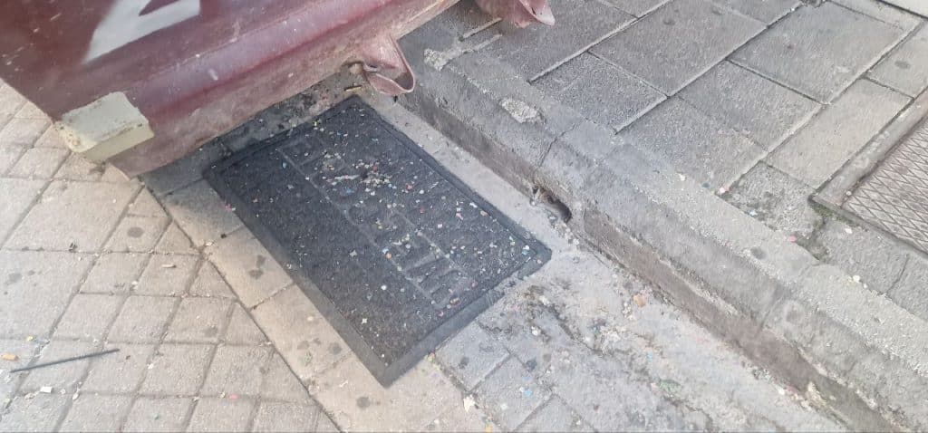 Πάτρα: Κίνδυνος πλημμύρας στην Ρήγα Φεραίου... από τους μαγαζάτορες! Εχουν καλύψει σχεδόν όλα τα φρεάτια - φωτο