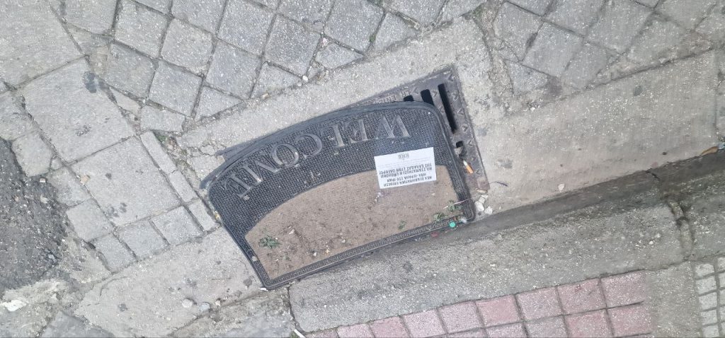 Πάτρα: Κίνδυνος πλημμύρας στην Ρήγα Φεραίου... από τους μαγαζάτορες! Εχουν καλύψει σχεδόν όλα τα φρεάτια - φωτο