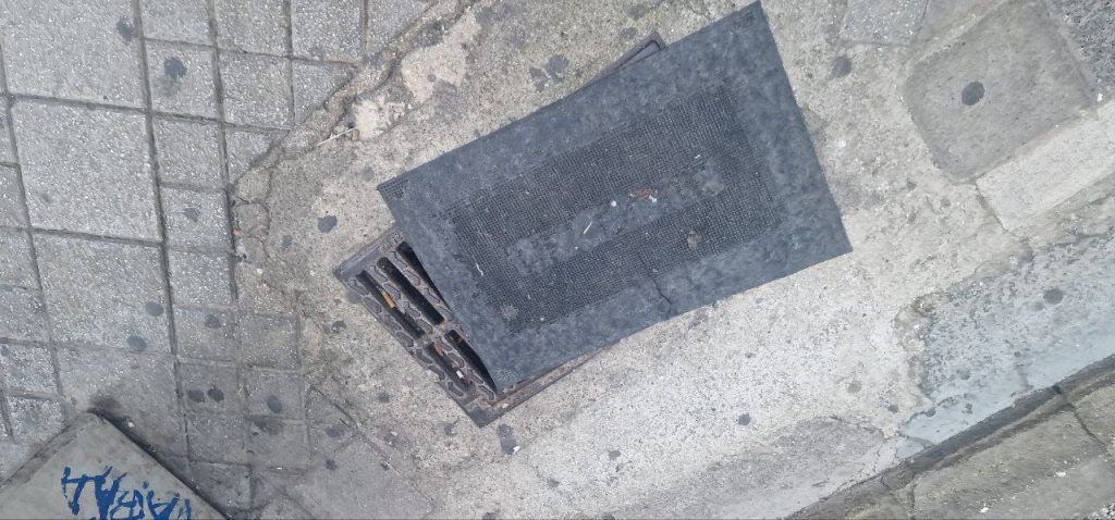 Πάτρα: Κίνδυνος πλημμύρας στην Ρήγα Φεραίου... από τους μαγαζάτορες! Εχουν καλύψει σχεδόν όλα τα φρεάτια - φωτο