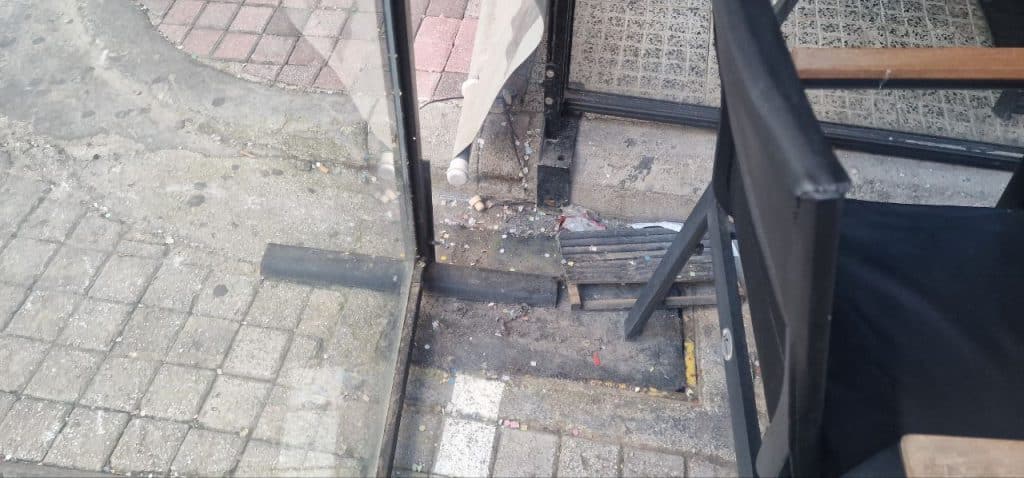 Πάτρα: Κίνδυνος πλημμύρας στην Ρήγα Φεραίου... από τους μαγαζάτορες! Εχουν καλύψει σχεδόν όλα τα φρεάτια - φωτο