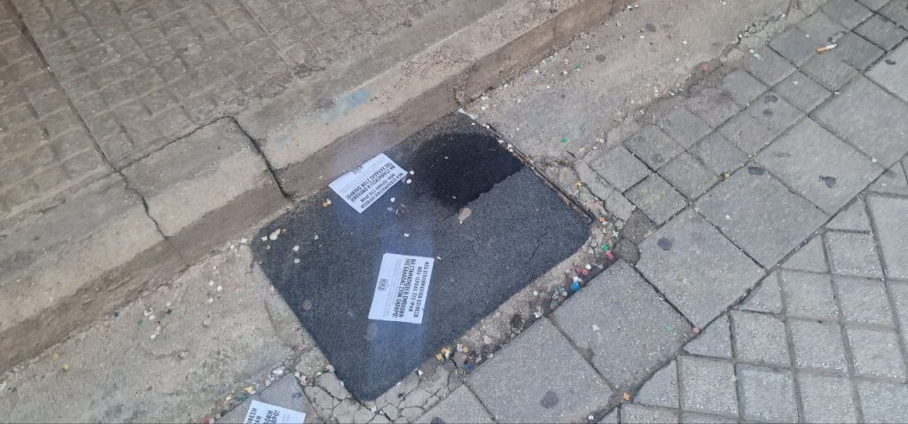 Πάτρα: Κίνδυνος πλημμύρας στην Ρήγα Φεραίου... από τους μαγαζάτορες! Εχουν καλύψει σχεδόν όλα τα φρεάτια - φωτο