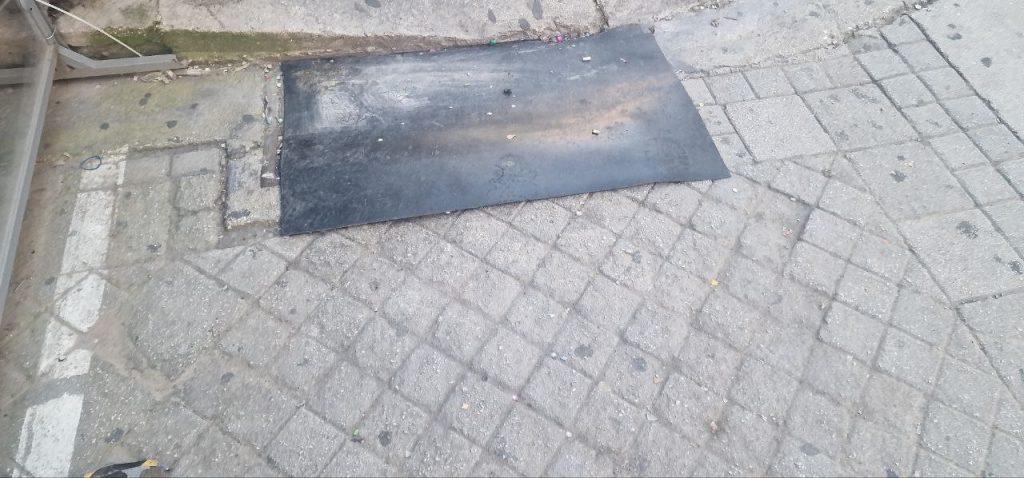 Πάτρα: Κίνδυνος πλημμύρας στην Ρήγα Φεραίου... από τους μαγαζάτορες! Εχουν καλύψει σχεδόν όλα τα φρεάτια - φωτο