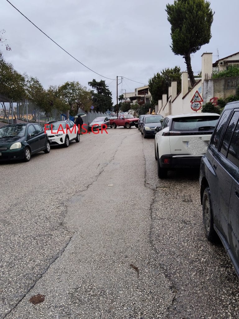 Πάτρα: Αυτό είναι το σχολείο του τρόμου! Αγροτικό με μηχανικό πρόβλημα "στρίμωξε" μητέρα! Εφιάλτης για τα παιδια και απο τρακτέρ - φωτο