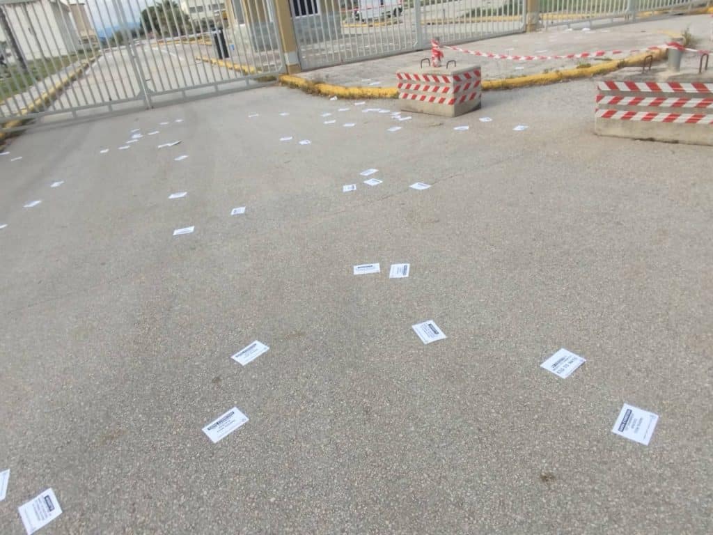 Παρέμβαση της αναρχικής ομάδας "δυσήνιος ίππος" έξω από τη στρατιωτική βάση του Αράξου.