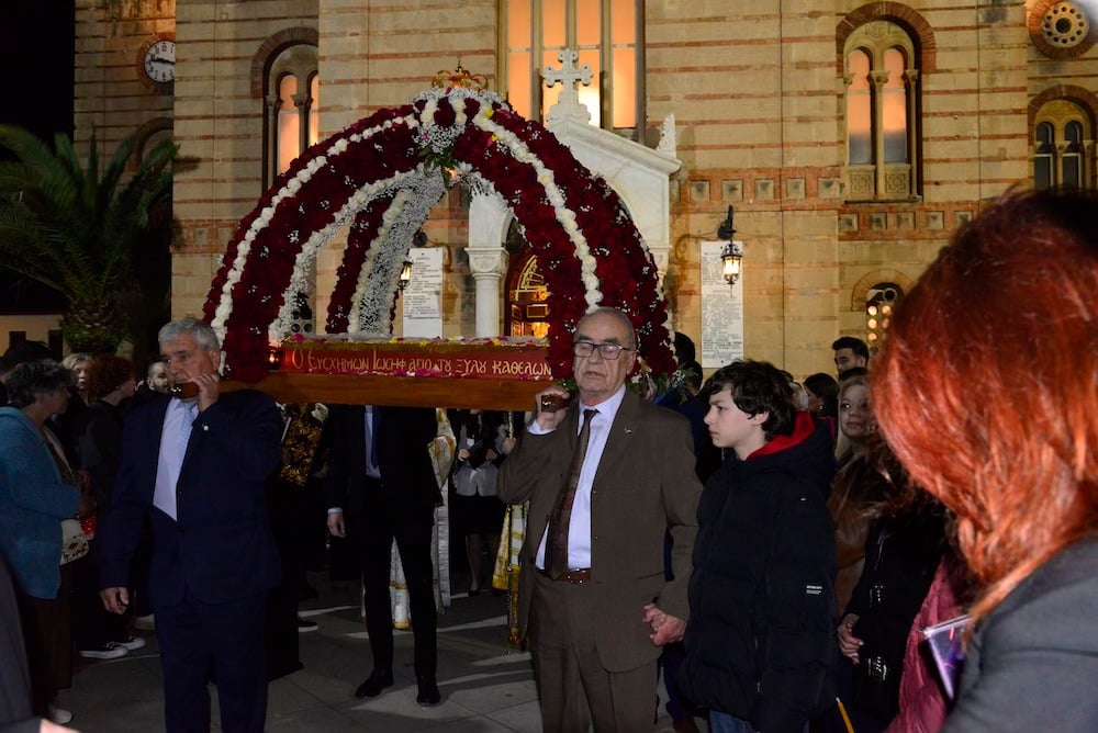 Συνάντηση Επιταφίων κεντρικών ενοριών Αιγίου στην πλατεία Αγίας Λαύρας - φωτο