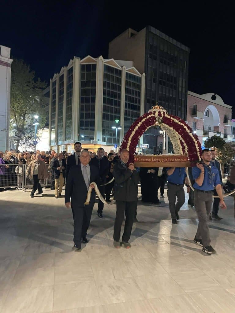 Συνάντηση Επιταφίων κεντρικών ενοριών Αιγίου στην πλατεία Αγίας Λαύρας - φωτο