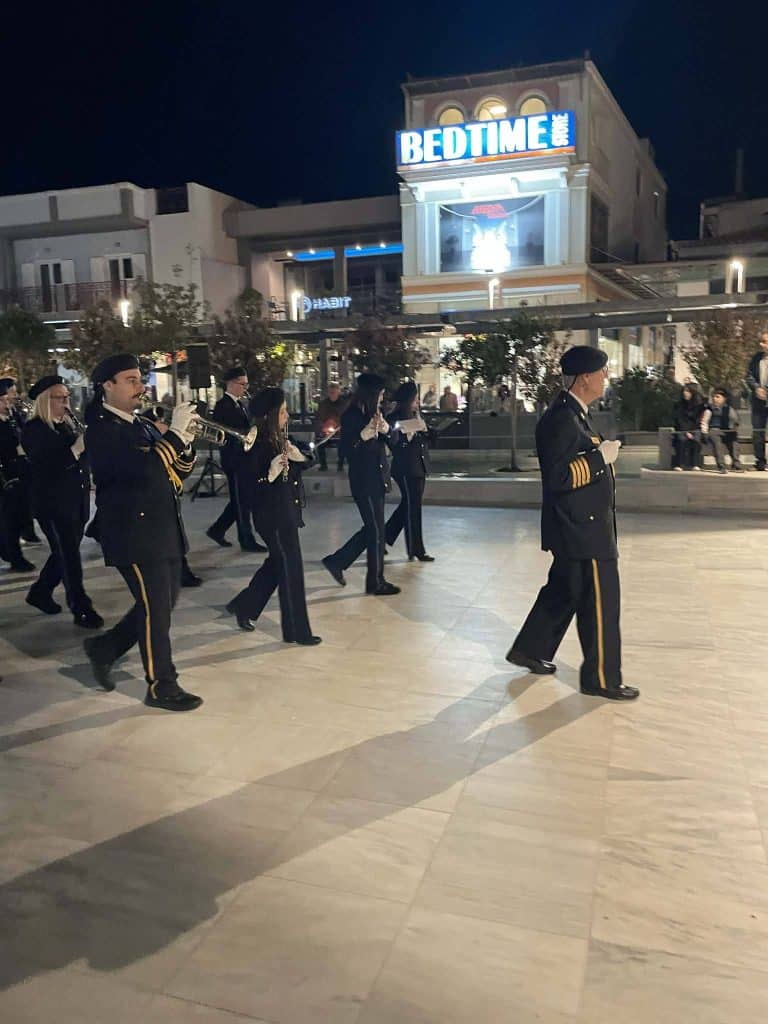 Συνάντηση Επιταφίων κεντρικών ενοριών Αιγίου στην πλατεία Αγίας Λαύρας - φωτο