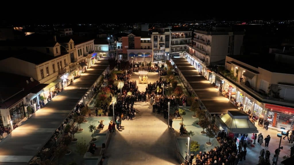 Συνάντηση Επιταφίων κεντρικών ενοριών Αιγίου στην πλατεία Αγίας Λαύρας - φωτο