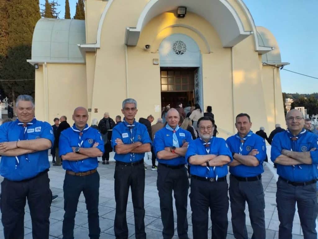 Οι παλαιοί πρόσκοποι Πατρών στην περιφορά του Επιταφίου στο Α' Νεκροταφείο - φωτο