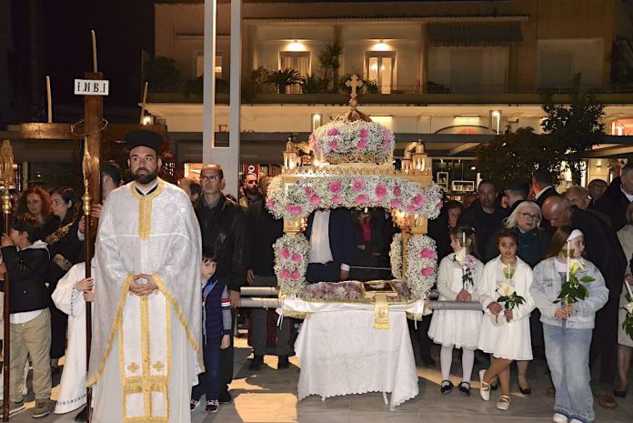 Συνάντηση Επιταφίων κεντρικών ενοριών Αιγίου στην πλατεία Αγίας Λαύρας - φωτο